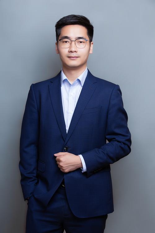 邓华英 视觉与舞美负责人